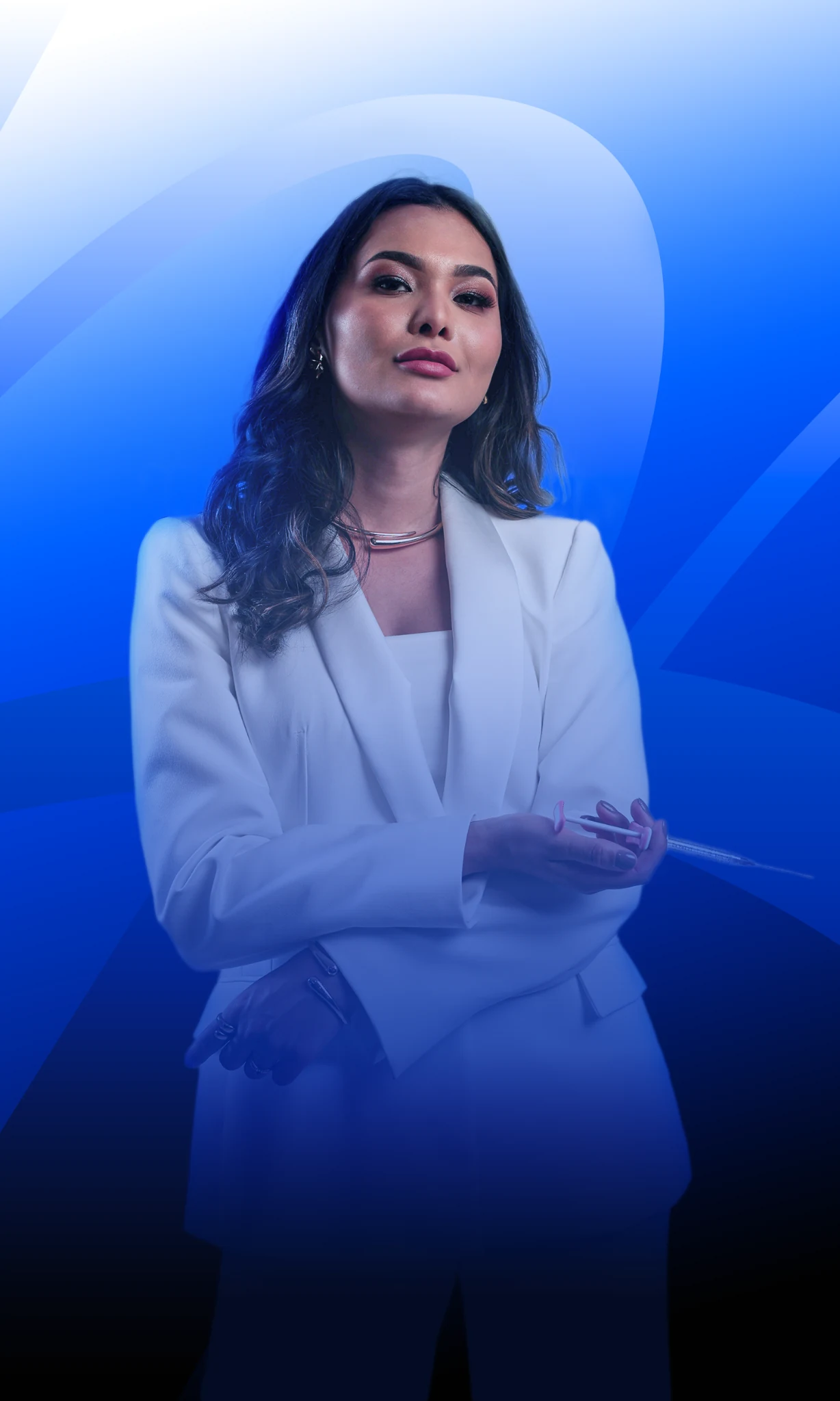 Dra. Lara Andrade em retrato editorial com fundo azul